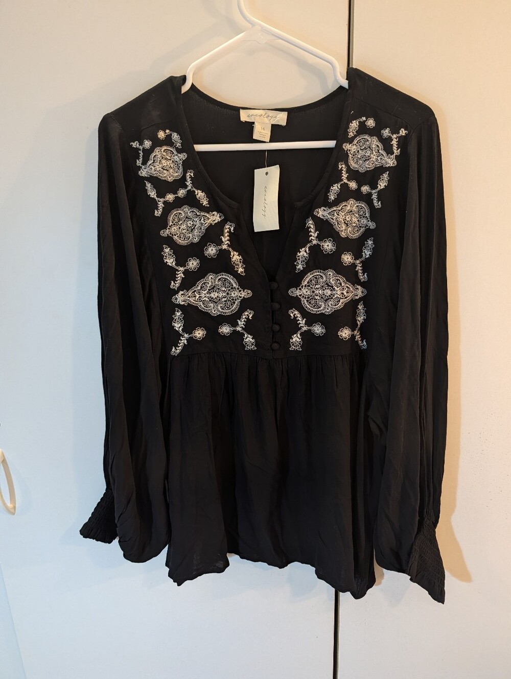 Aveology Womans Size 16 Black Long-Sleeve Embroidered V-Neck Too NWT